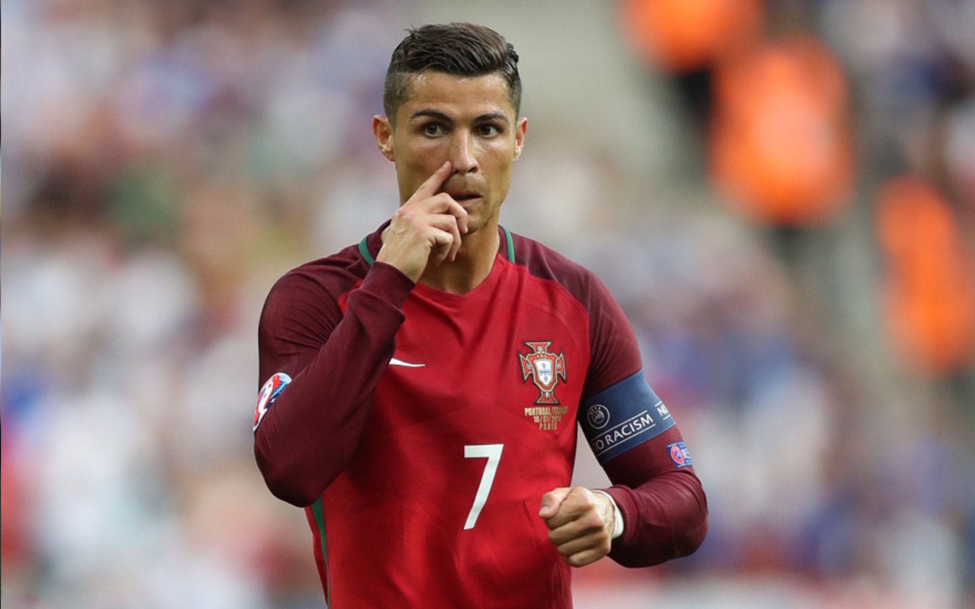 激烈对抗在场上上演,球员们拼尽全力,激烈的对抗英文